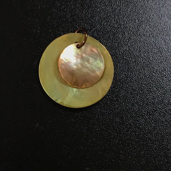Yellow Round Black Lip Shell Pendant - Picture 5 of 9